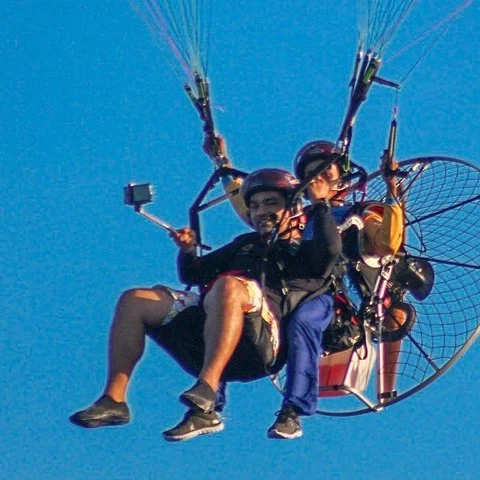Contempla la costa de Fortaleza desde un paramotor
