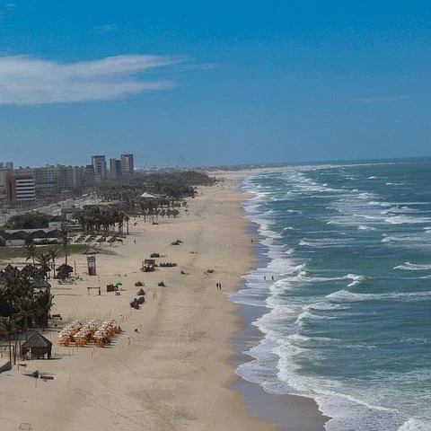 Contempla la costa de Fortaleza desde un paramotor