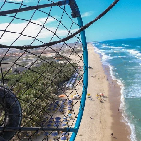 Contempla la costa de Fortaleza desde un paramotor