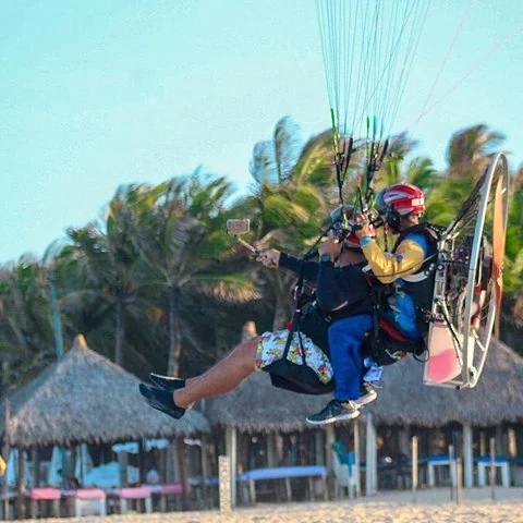 Contempla la costa de Fortaleza desde un paramotor