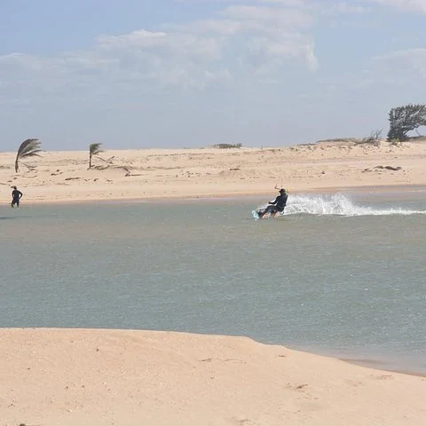 Sieben Tage für Fortschritte beim Kitesurfen oder Wingfoilen
