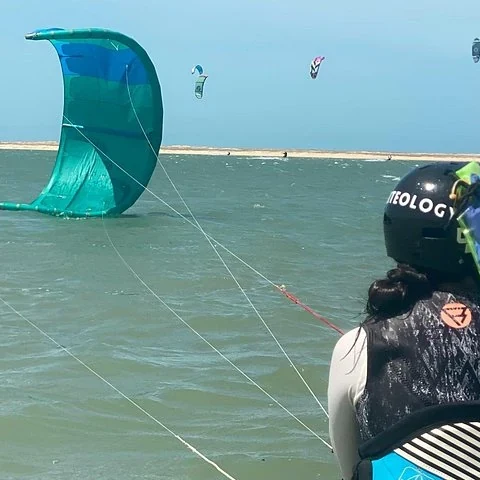 Sieben Tage für Fortschritte beim Kitesurfen oder Wingfoilen