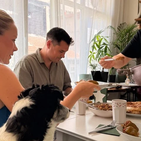 Ein türkisches Essen kochen und in einem lokalen Zuhause teilen