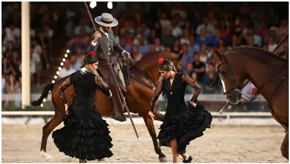 Espectáculo ecuestre en Córdoba con caballos andaluces y flamenco