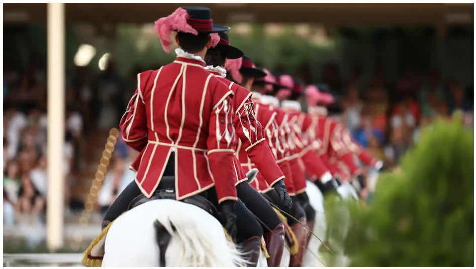 Espectáculo ecuestre en Córdoba con caballos andaluces y flamenco