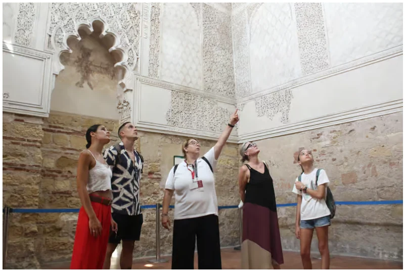 Mosque-Cathedral of Córdoba and Jewish Quarter tour with a historian guide