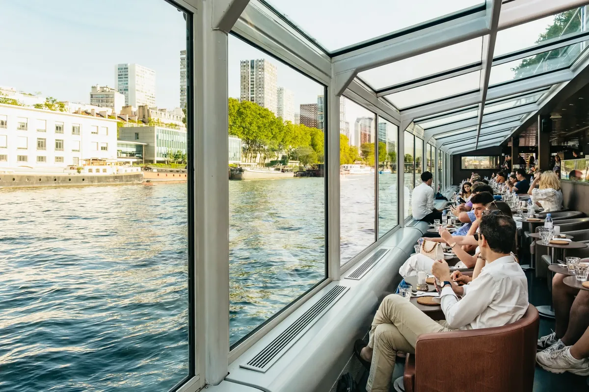 Dîner-croisière sur la Seine à Paris avec vue sur la ville illuminée