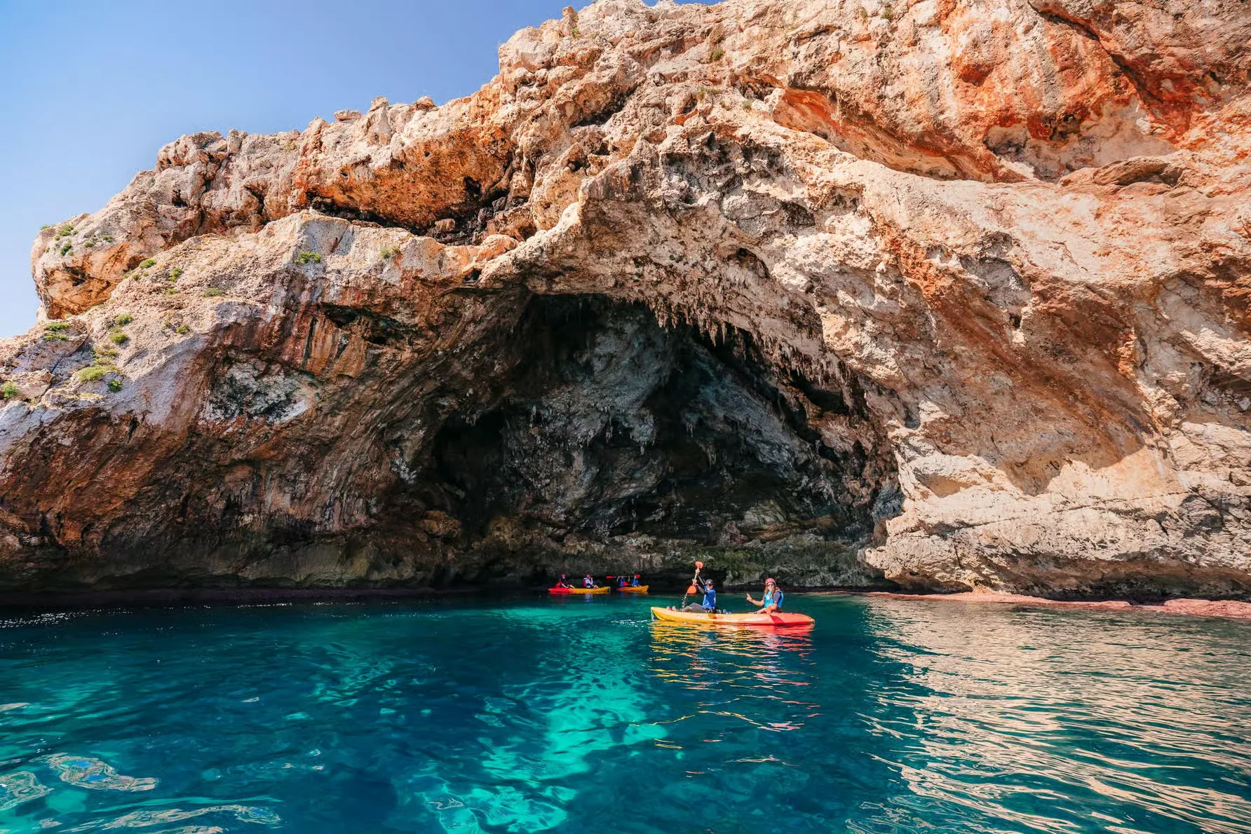 Kayak Cala Varques: excursión guiada con snorkel y cuevas marinas