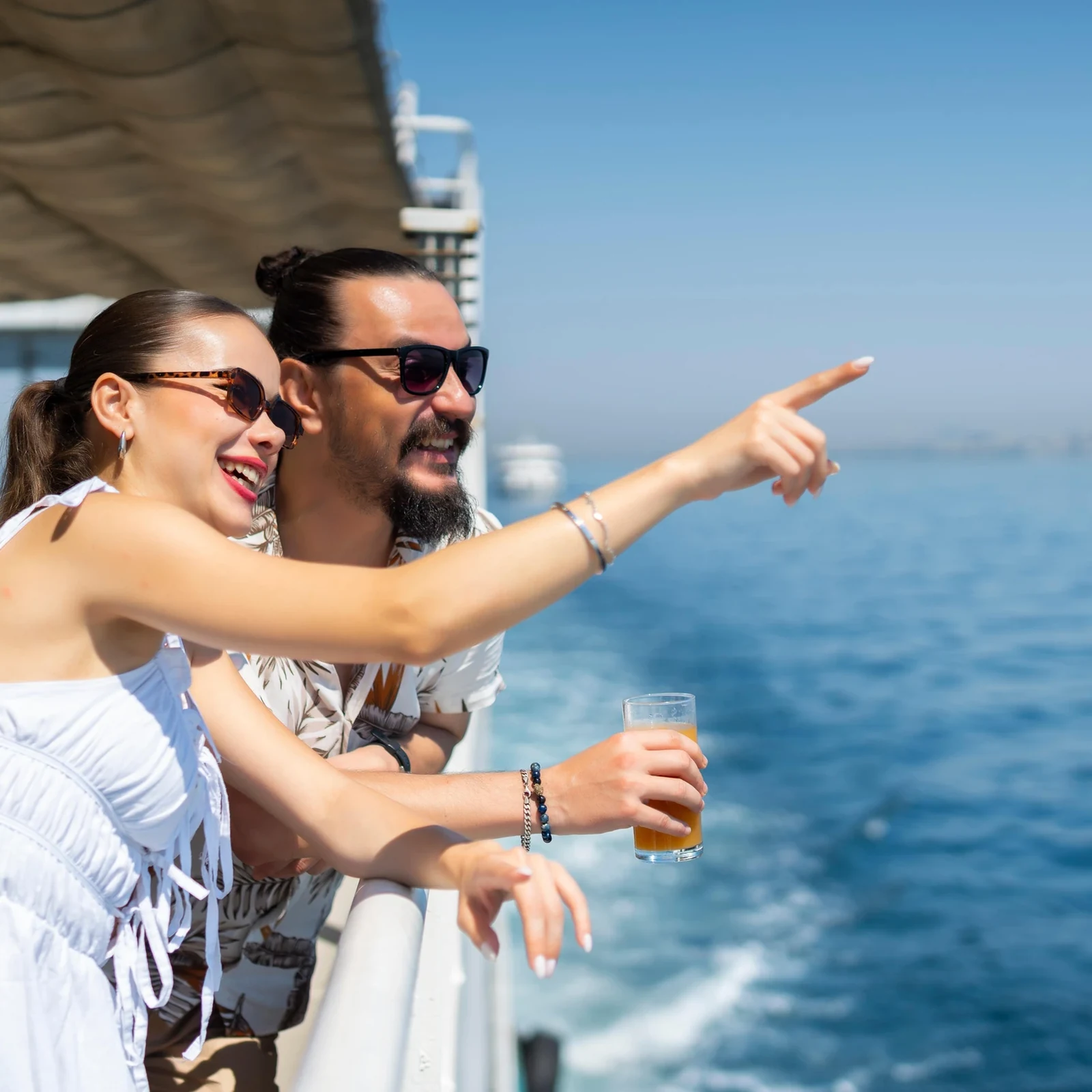 Croisière sur le Bosphore à Istanbul au coucher du soleil ou en journée avec boissons, snack et audioguide
