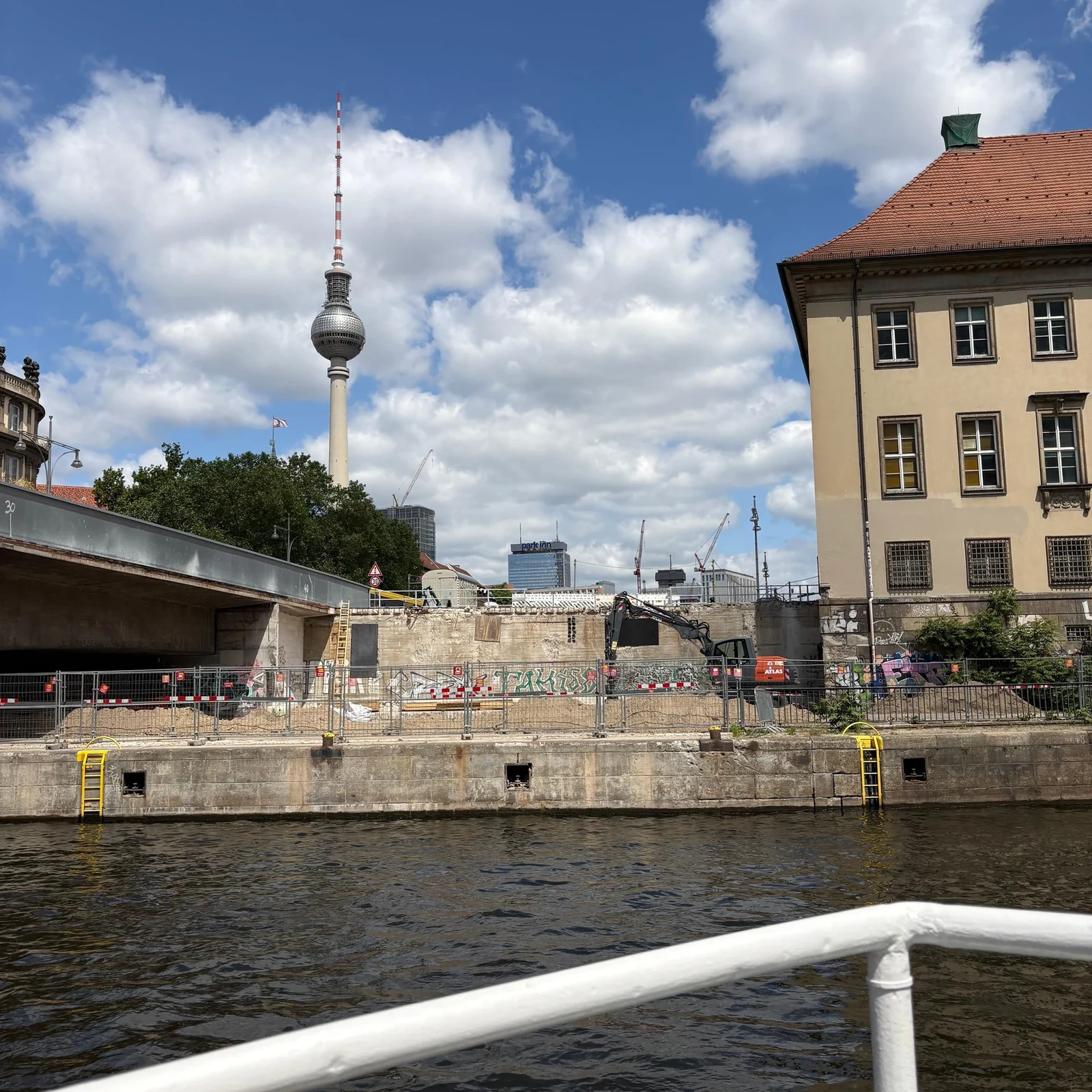 Spree-Rundfahrt in Berlin: die Stadt bequem vom Wasser aus sehen