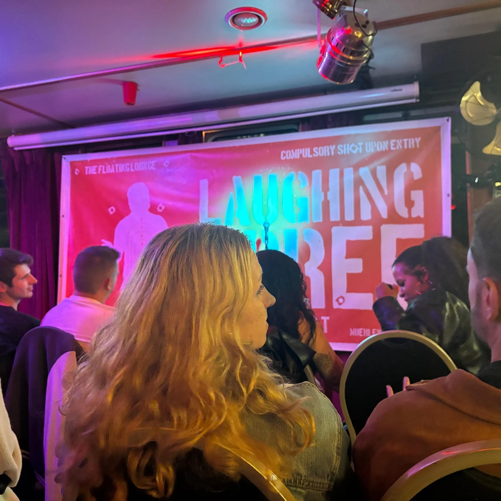 Englische Comedyshow auf einem Boot in Berlin | Laughing Spree