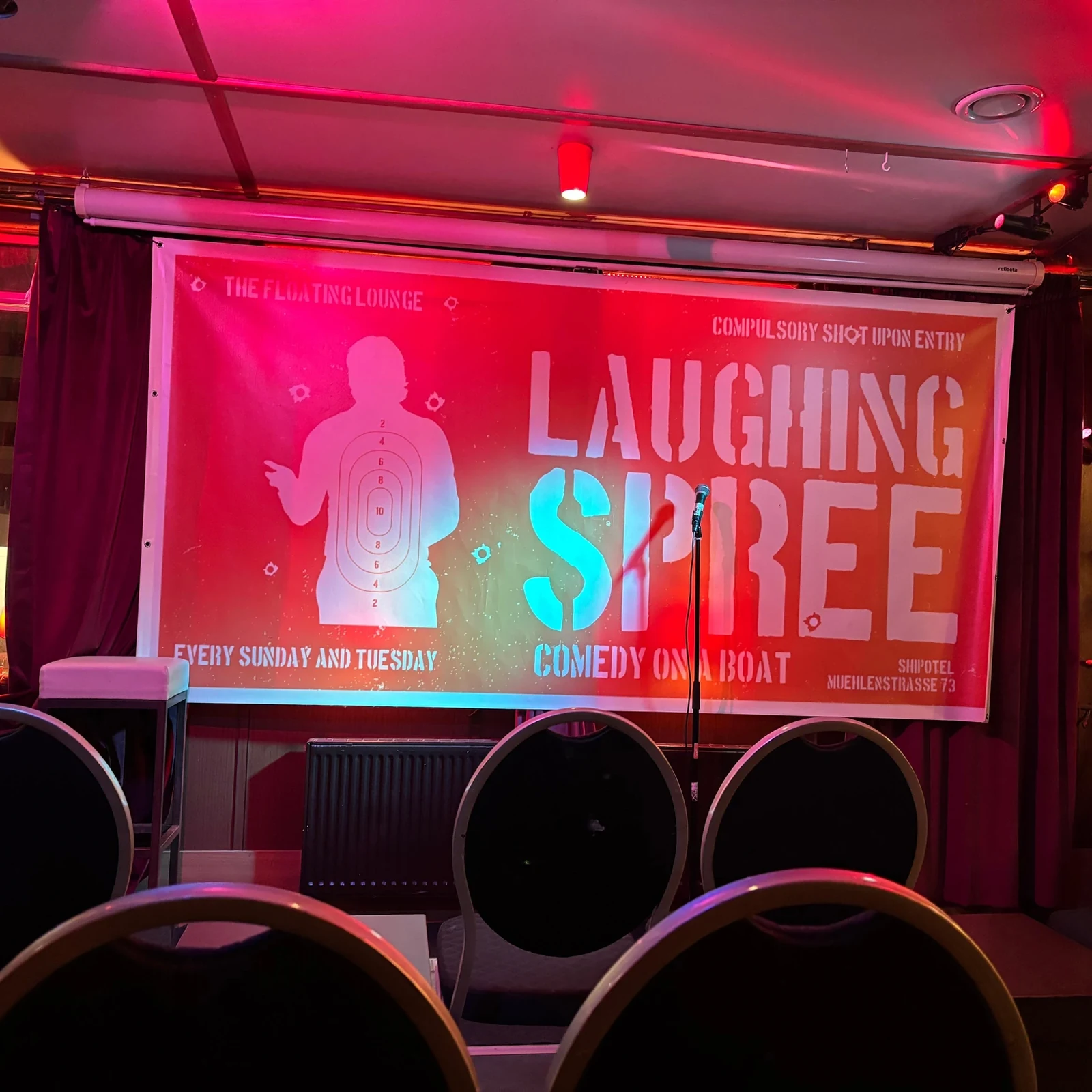 Englische Comedyshow auf einem Boot in Berlin