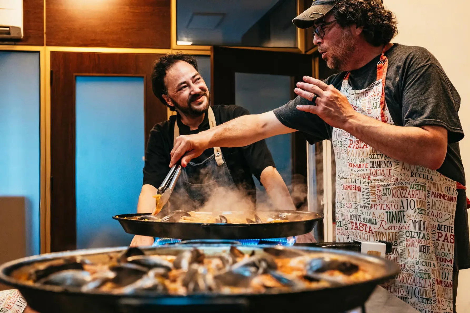 Paella- und Sangria-Workshop in Madrid mit lokalem Koch