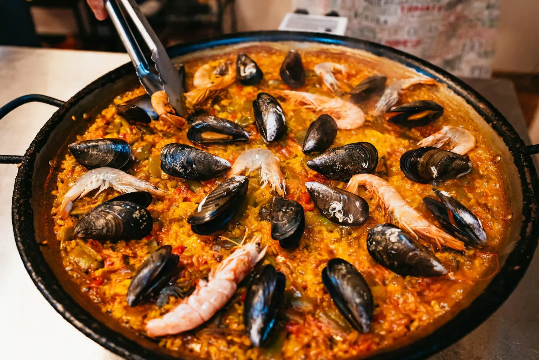 Paella- und Sangria-Workshop in Madrid mit lokalem Koch