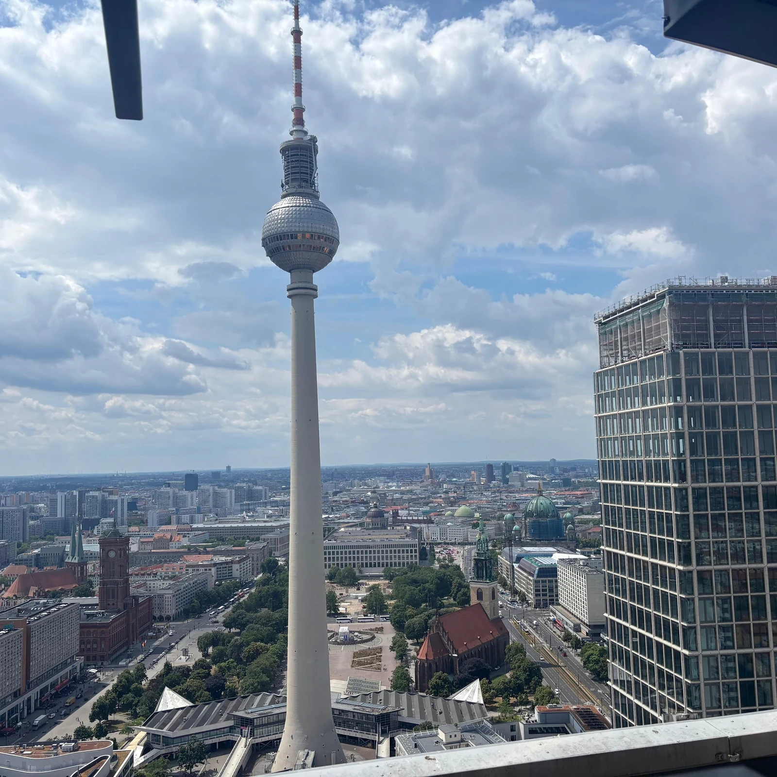 High Swing Berlin Alexanderplatz: Adrenalin 120 Meter über der Stadt