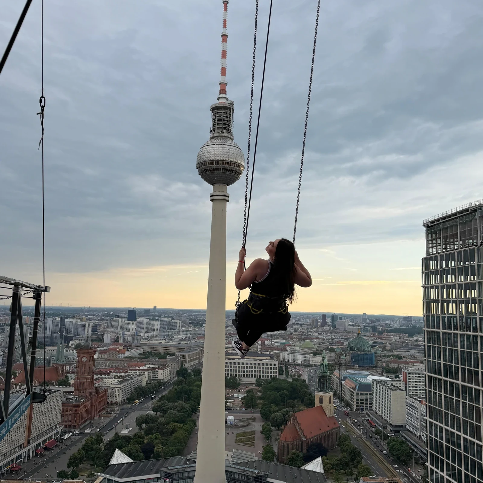 High Swing Berlin Alexanderplatz: Adrenalin 120 Meter über der Stadt
