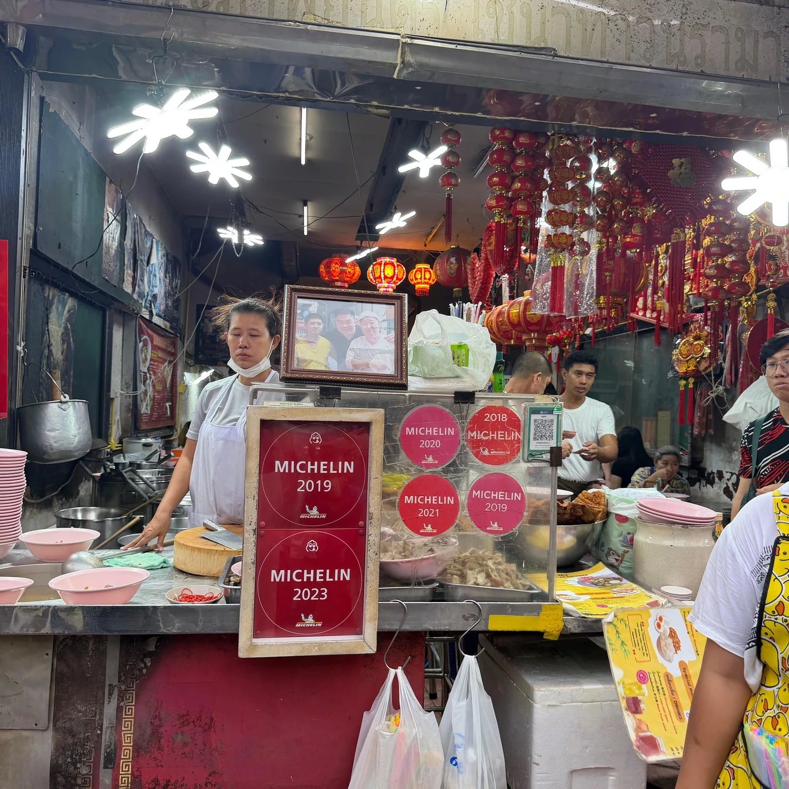Bangkok Chinatown food tour through Yaowarat at night