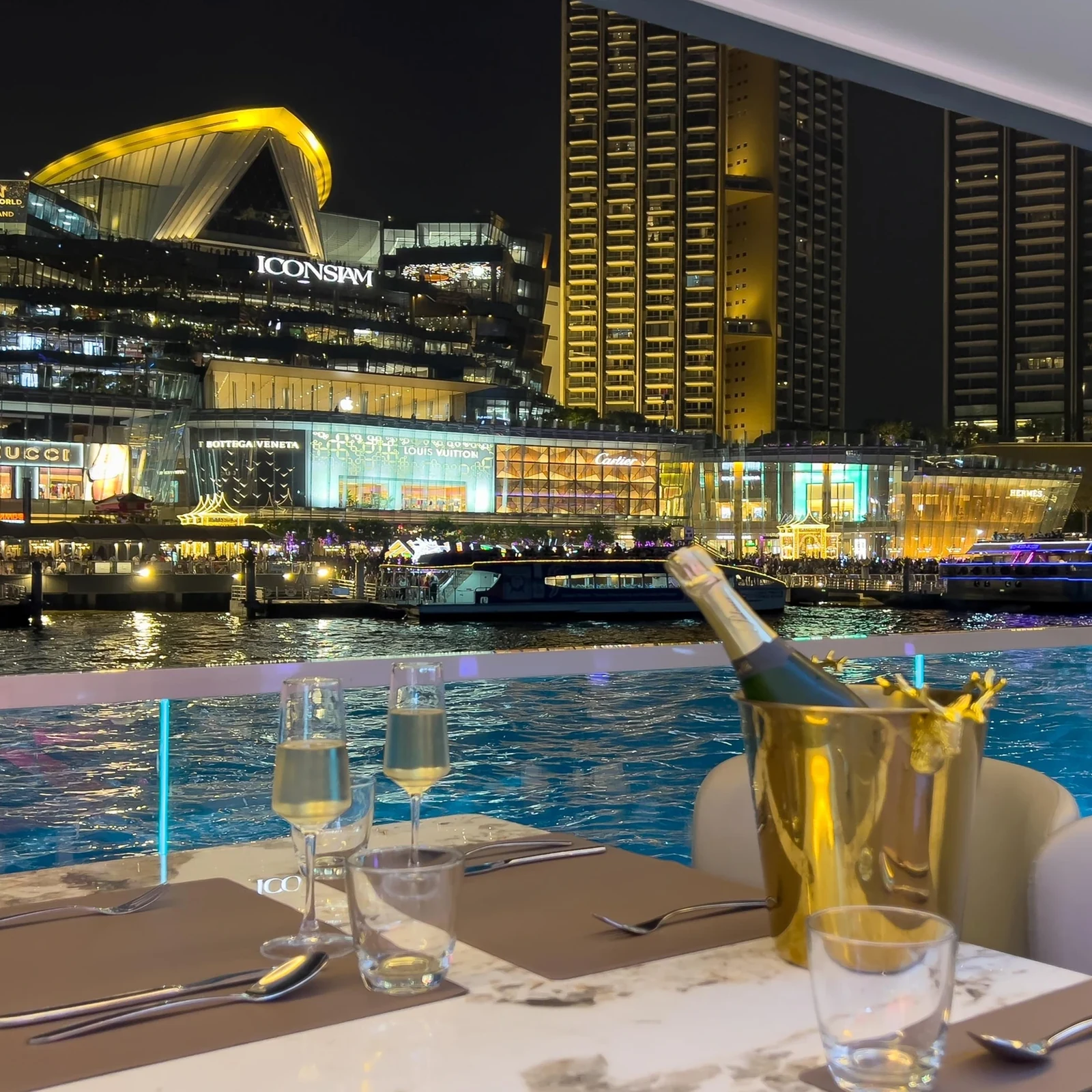 Croisière dîner The Planet Bangkok avec vues nocturnes sur le Chao Phraya