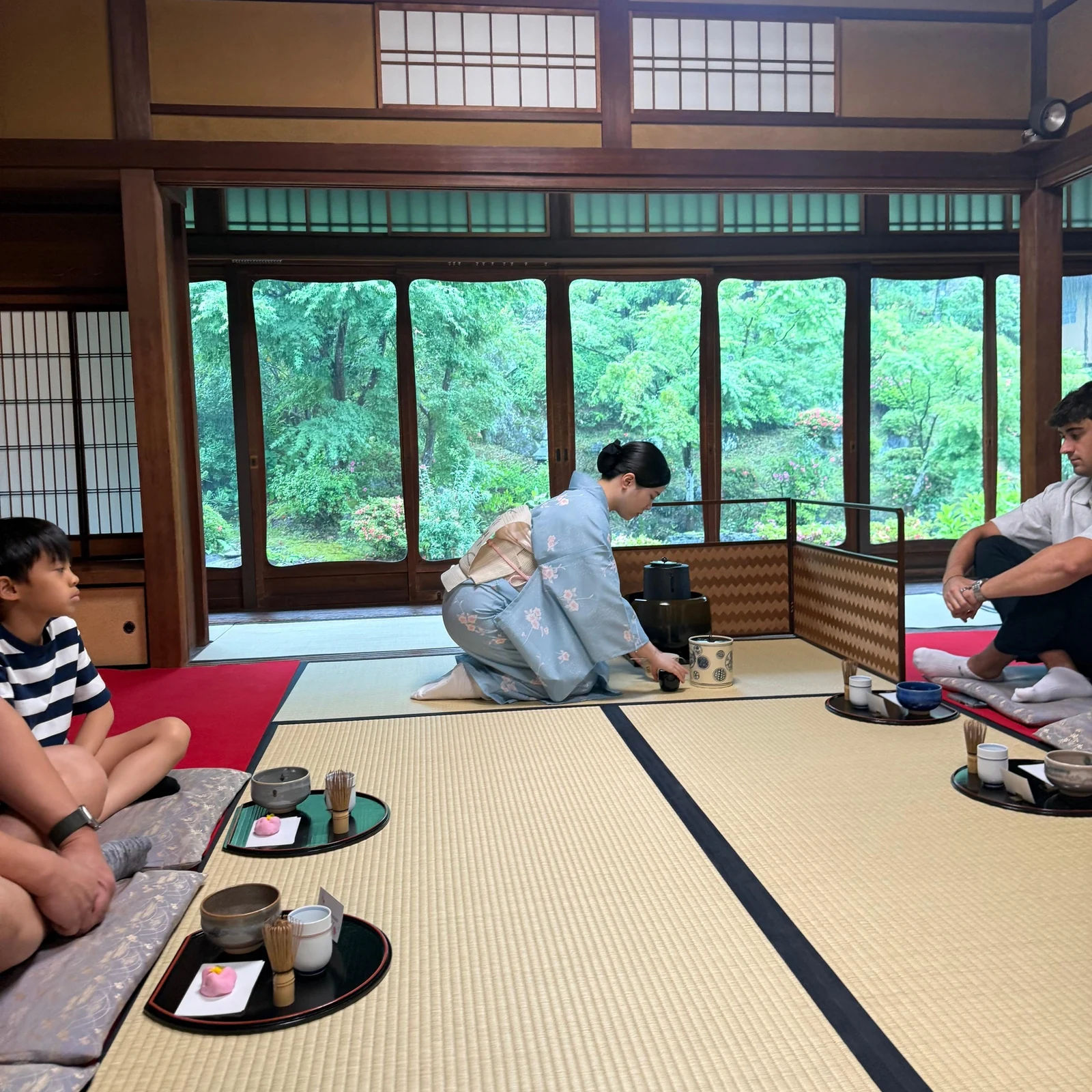 Ceremonia del té en Kioto en una casa tradicional con jardín
