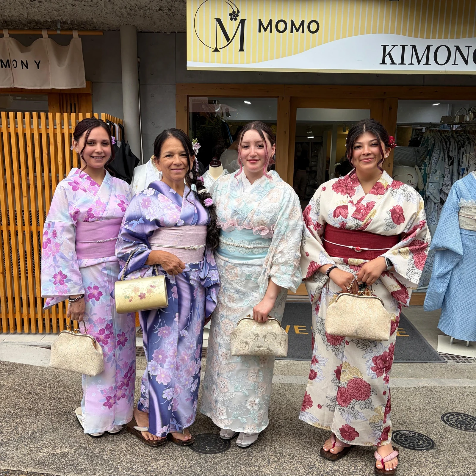 Alquiler de kimono en Kioto con peinado y accesorios incluidos