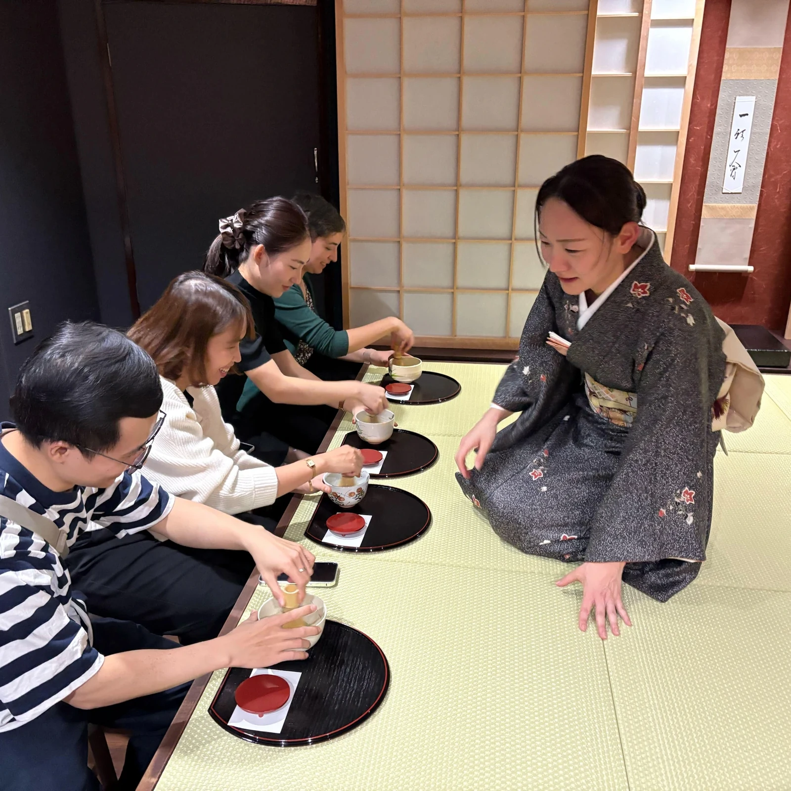 Cérémonie du thé à Gion Kyoto avec matcha et douceurs : faut-il réserver ?