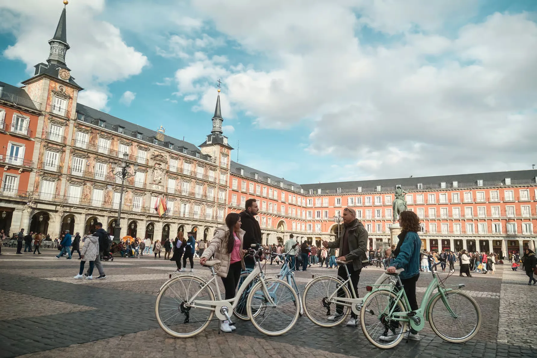 Entdecke Madrid mit dem Vintage-Fahrrad und lokalem Guide