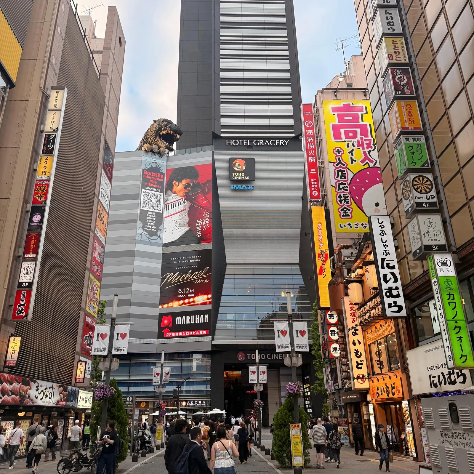 Shinjuku bar and izakaya tour with a local guide