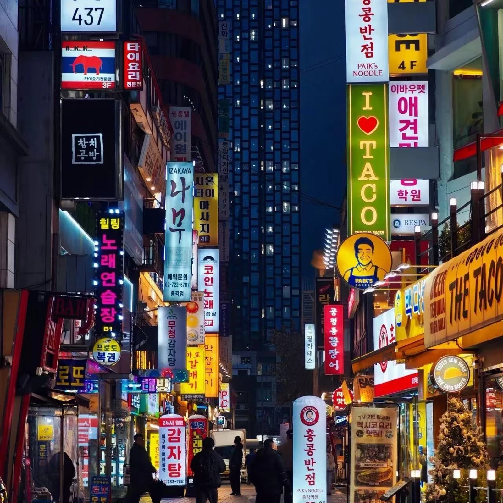 Modern Seoul small-group tour with no more than nine guests
