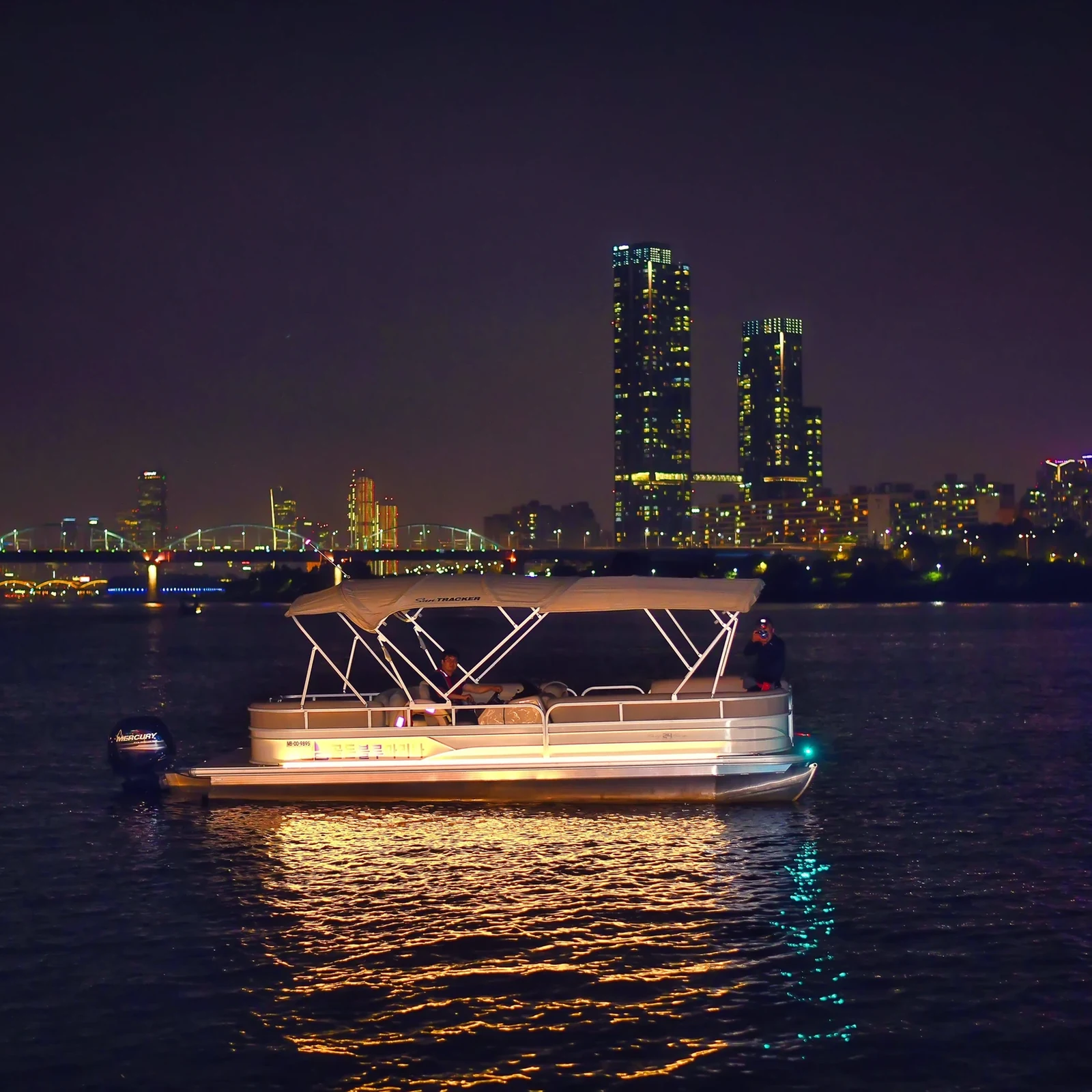 Tour nocturno en barco por el río Han bajo las luces de Seúl