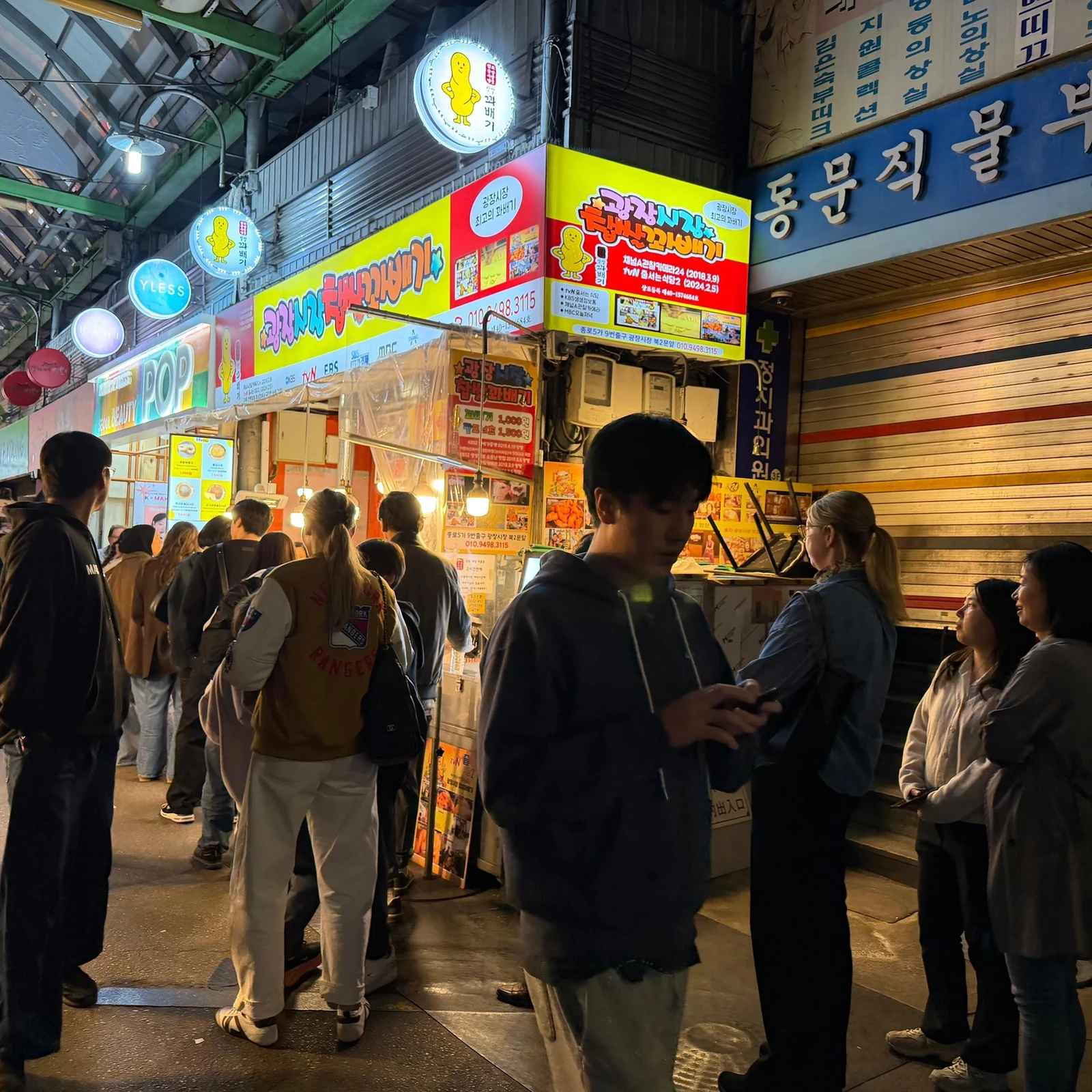 Seoul Food-Tour bei Nacht zwischen Palast, Markt und Laternen