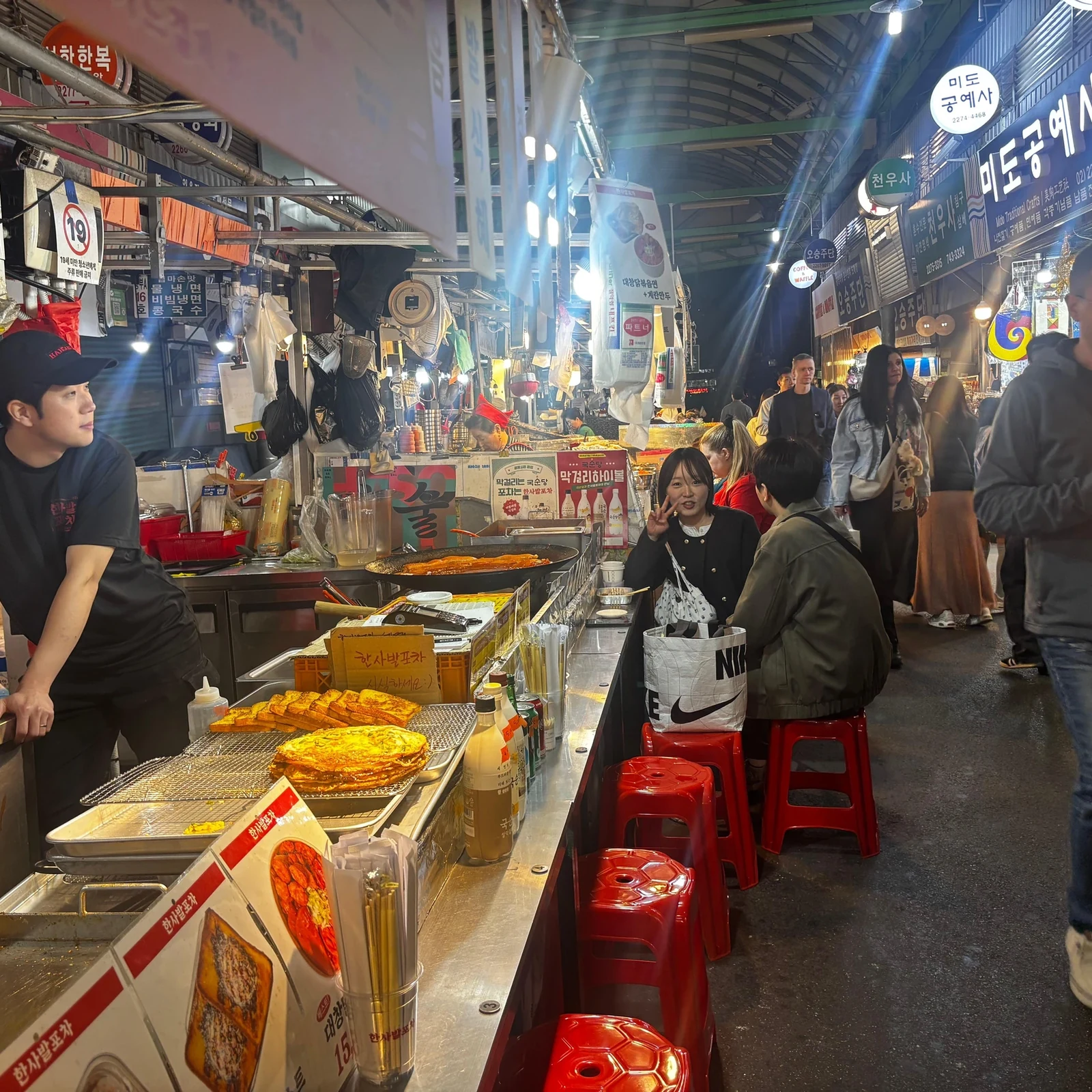 Seoul Food-Tour bei Nacht zwischen Palast, Markt und Laternen