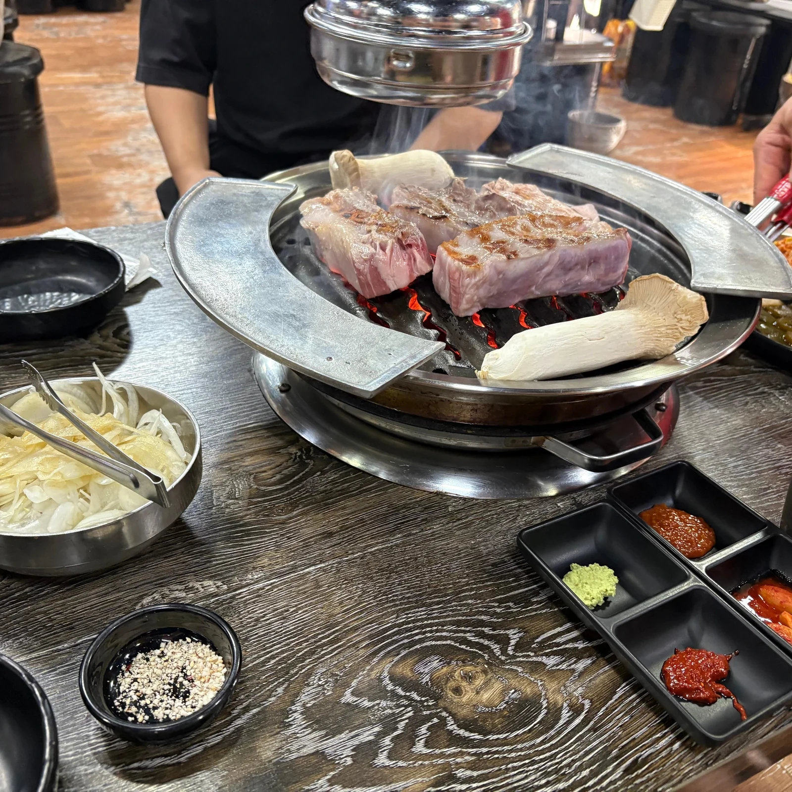 Barbacoa coreana en Seúl con anfitrión local