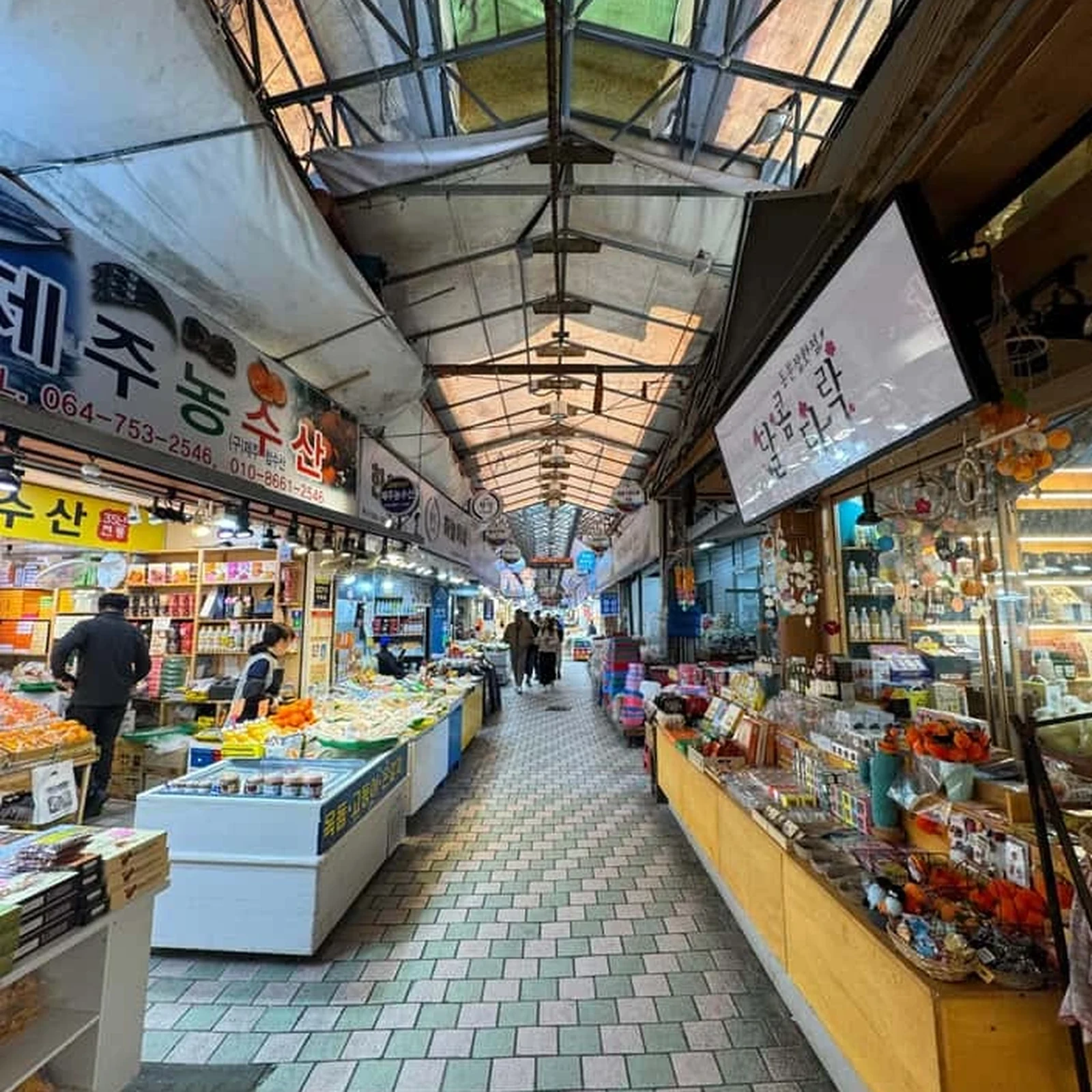 Visite à pied de la ville de Jeju entre histoire, hanbok et marché local