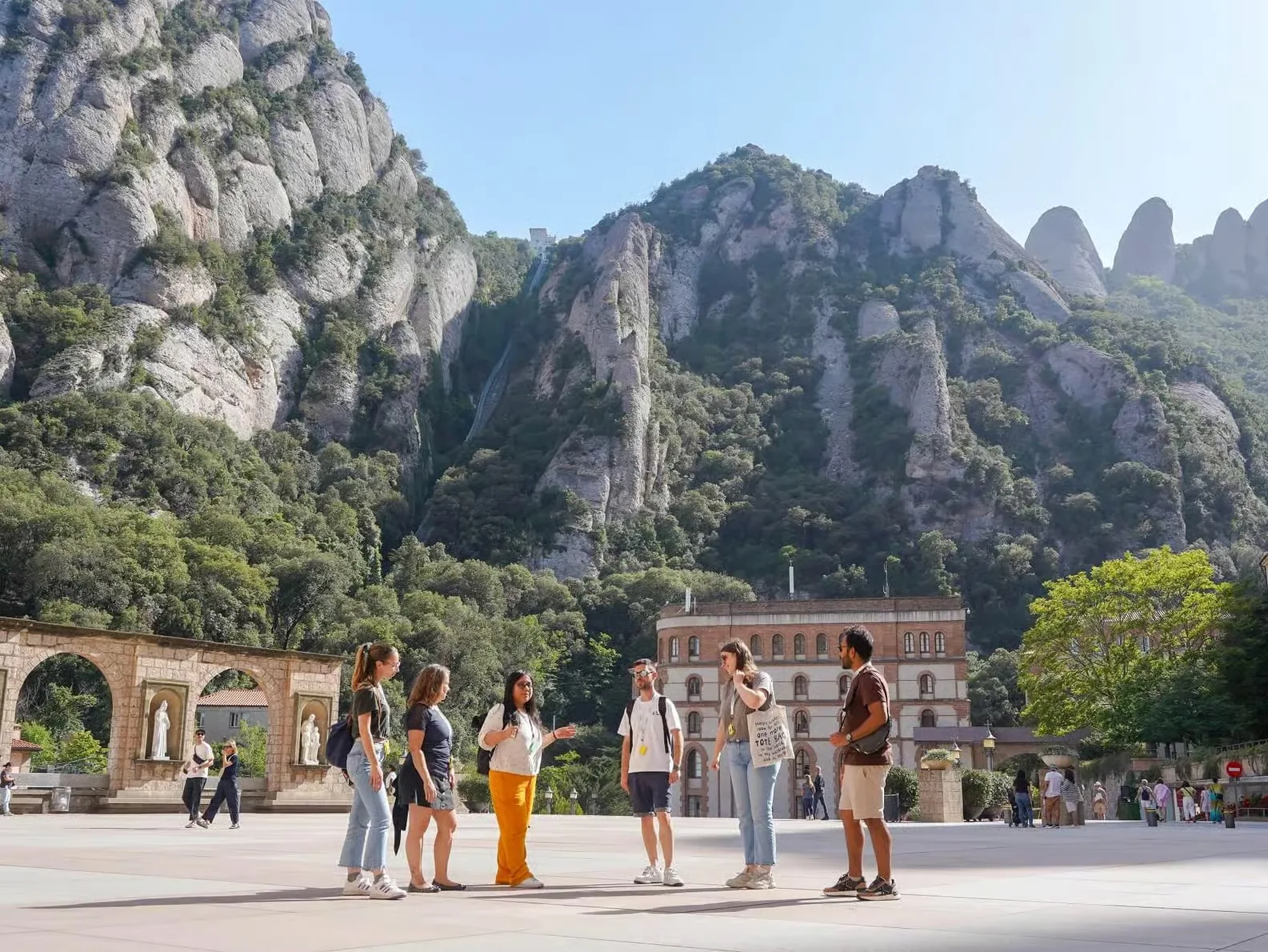 Barcelona: tour de Montserrat con tren cremallera y Virgen La Moreneta