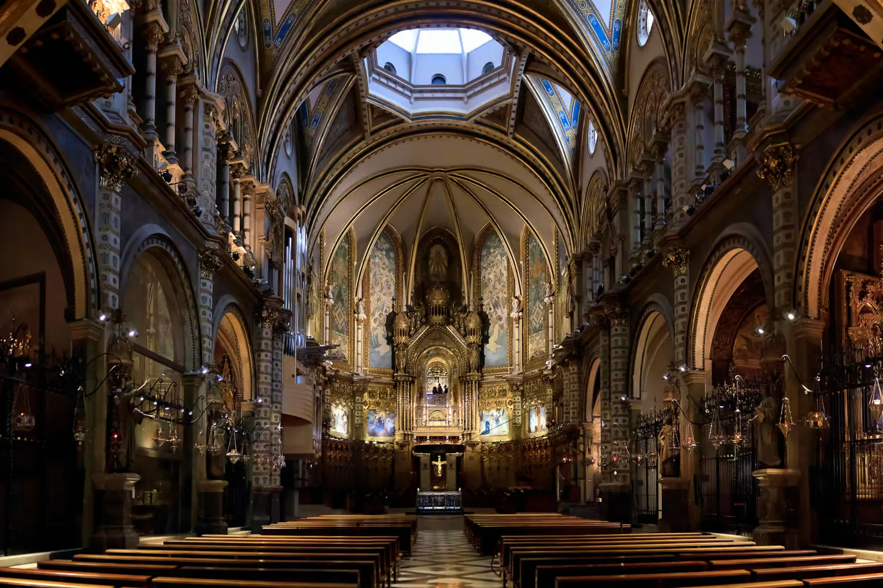 Visit Montserrat from Barcelona with rack railway and access to La Moreneta