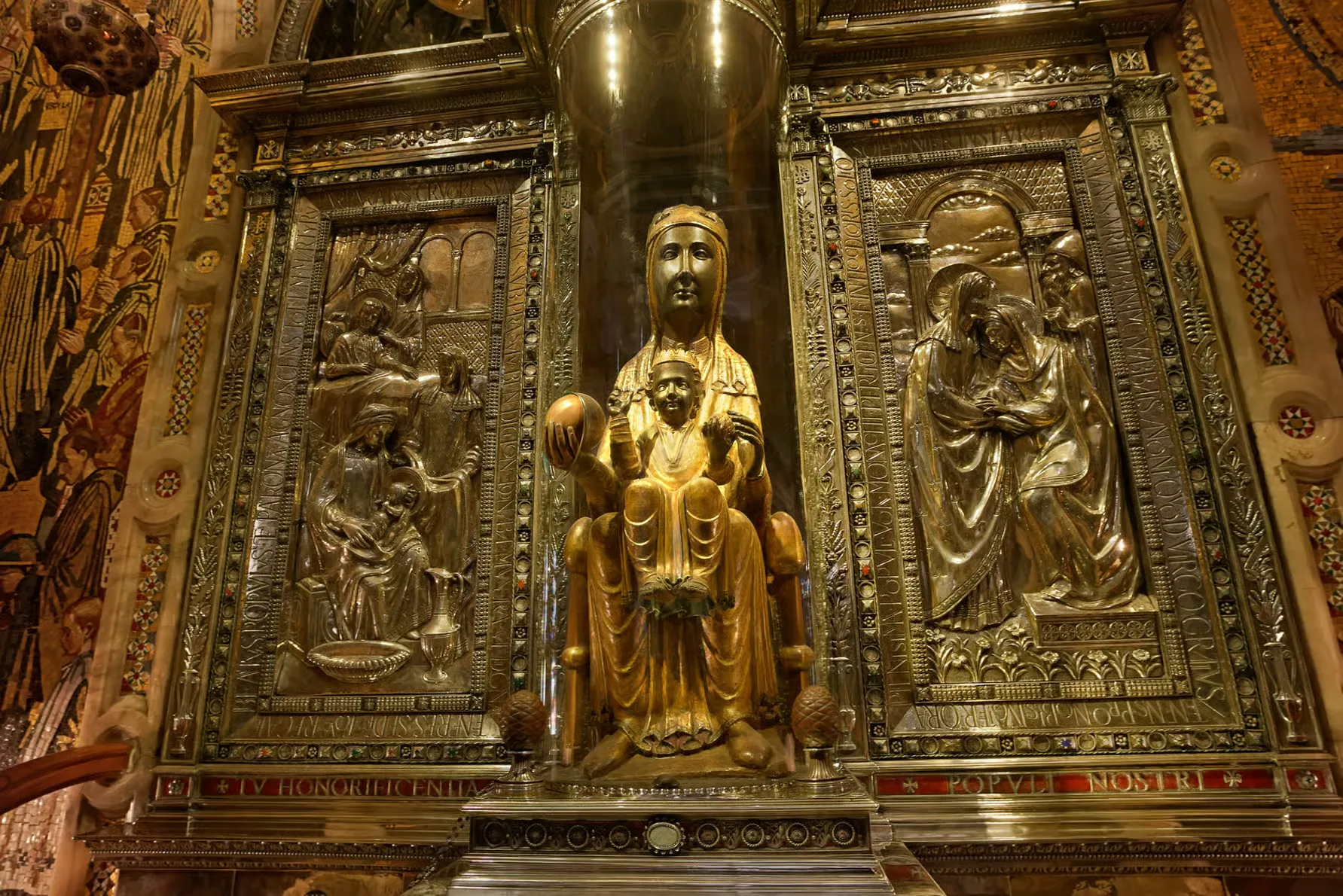 Visit Montserrat from Barcelona with rack railway and access to La Moreneta