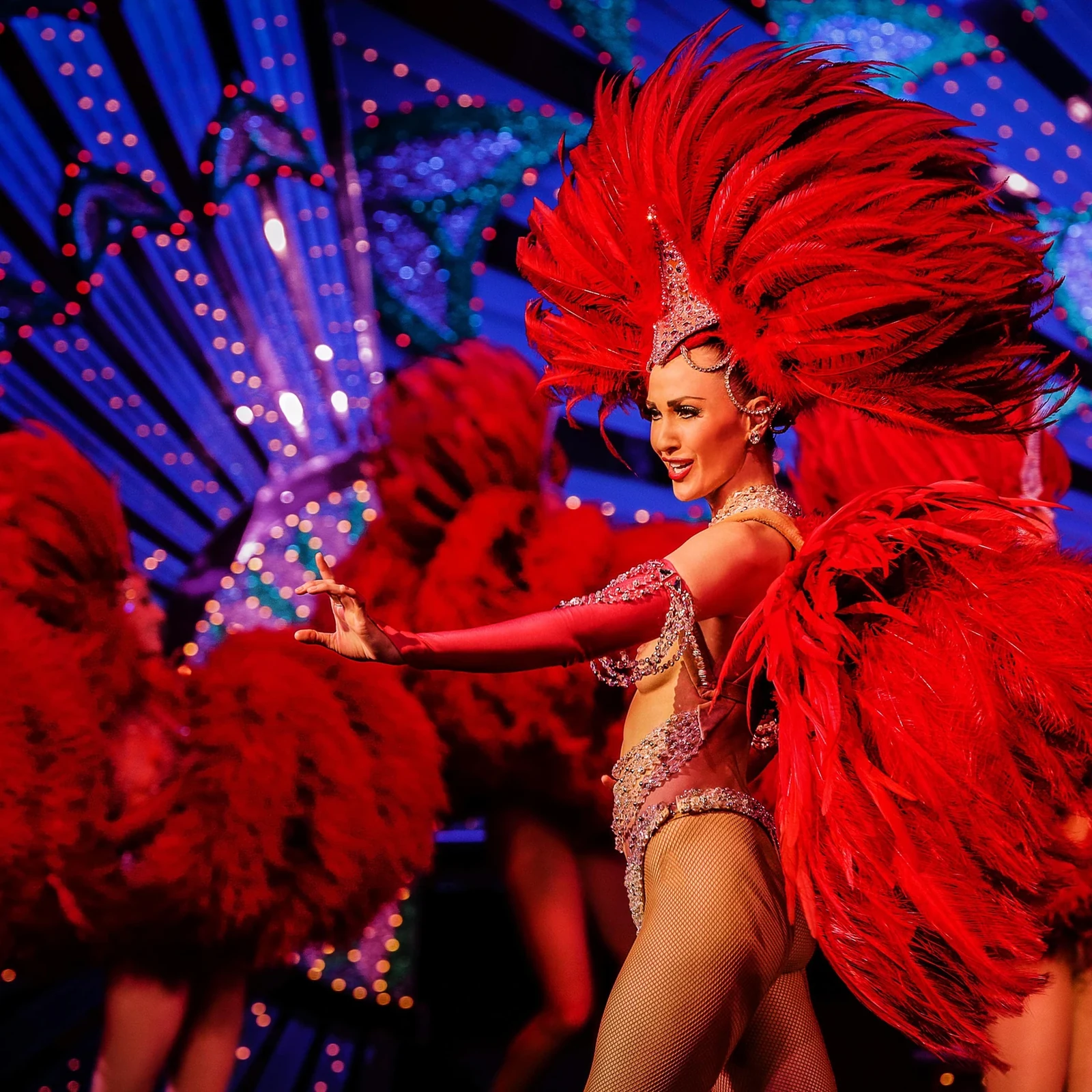 Cena y espectáculo en el Moulin Rouge de París con “Féerie”