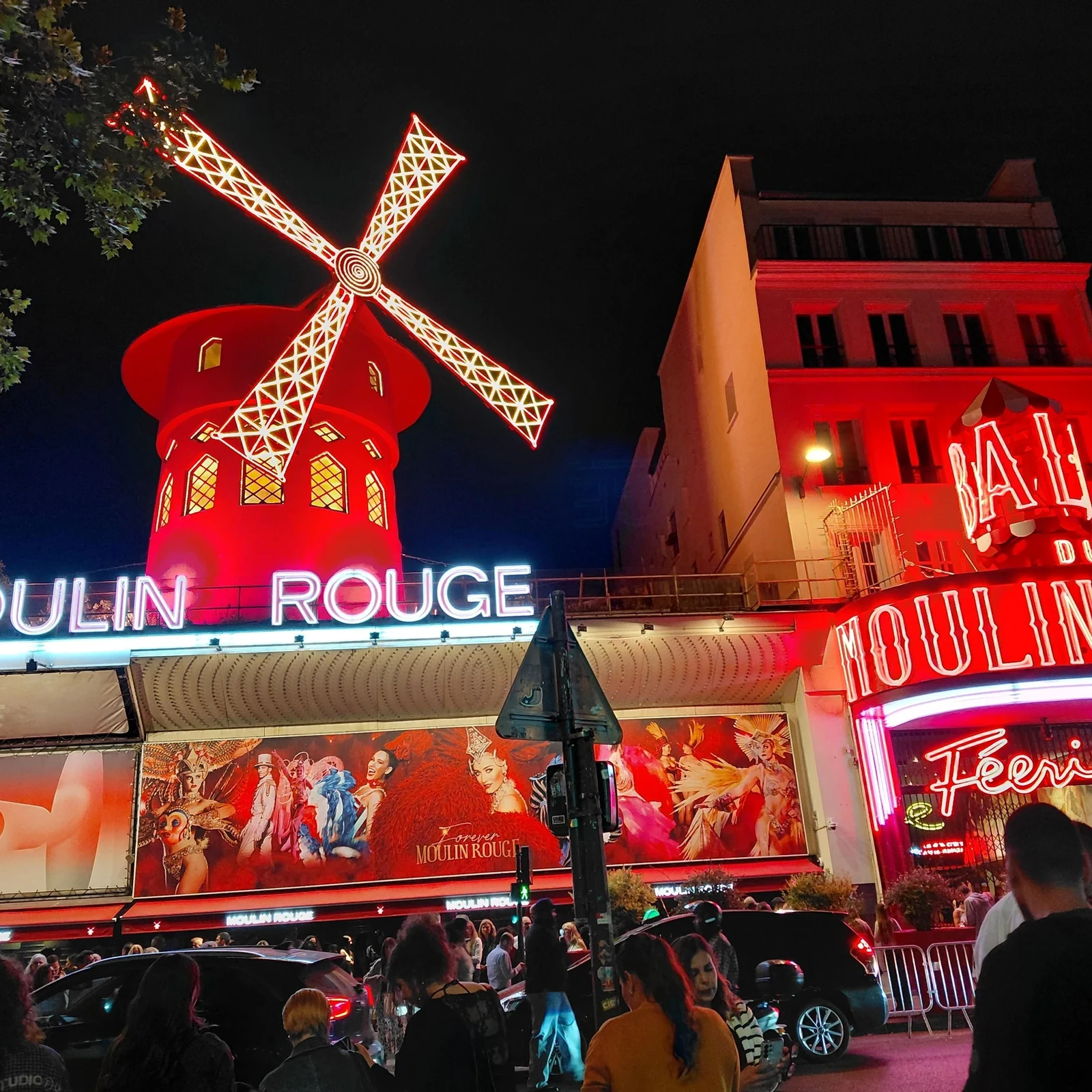 Cena y espectáculo en el Moulin Rouge de París con “Féerie”