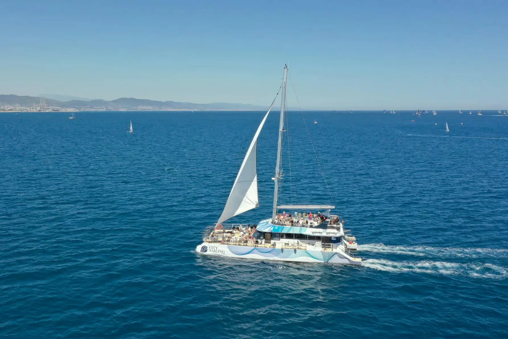 Croisière en catamaran à Barcelone avec musique et vues sur la mer