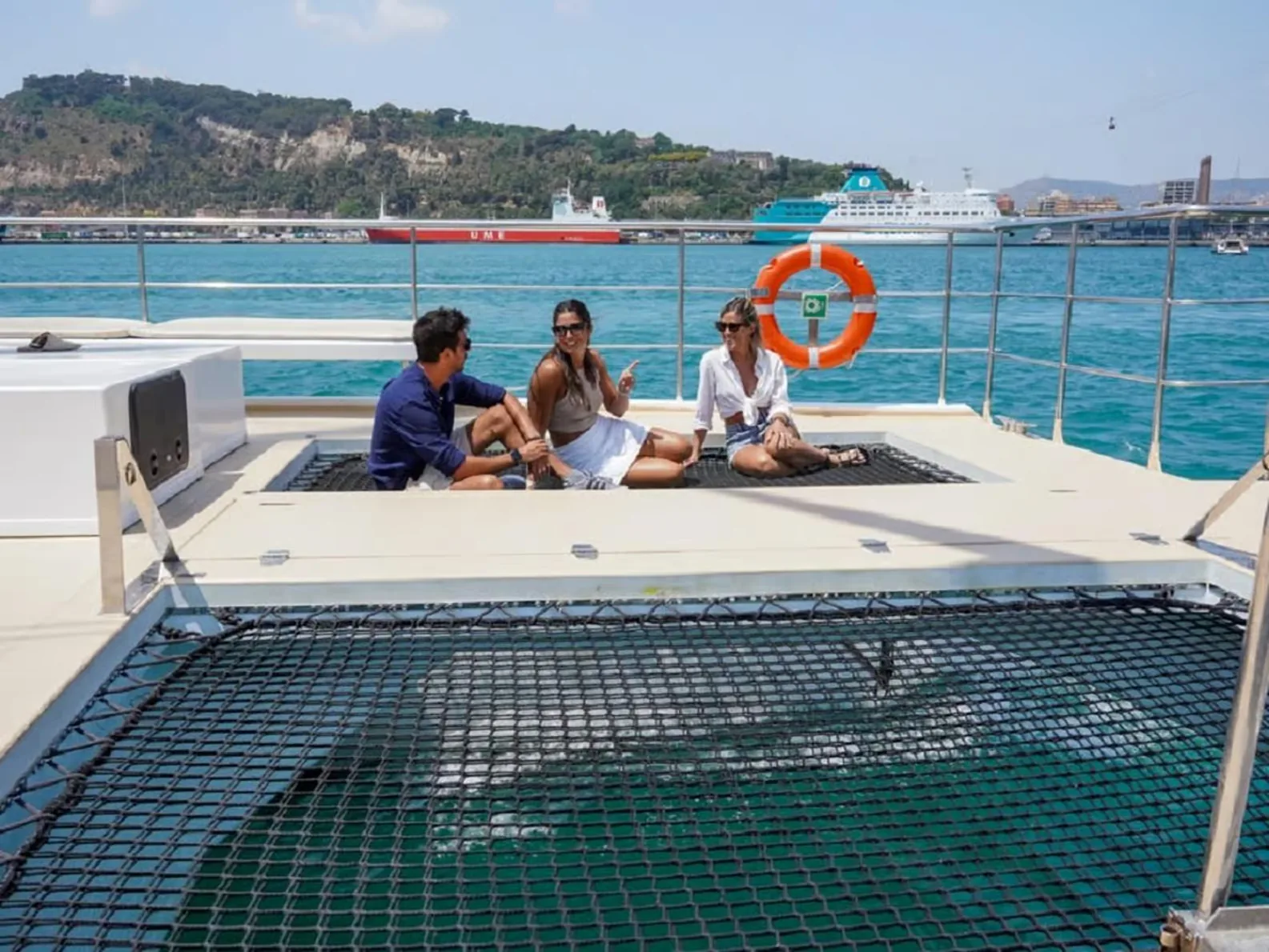 Croisière en catamaran à Barcelone avec musique et vues sur la mer