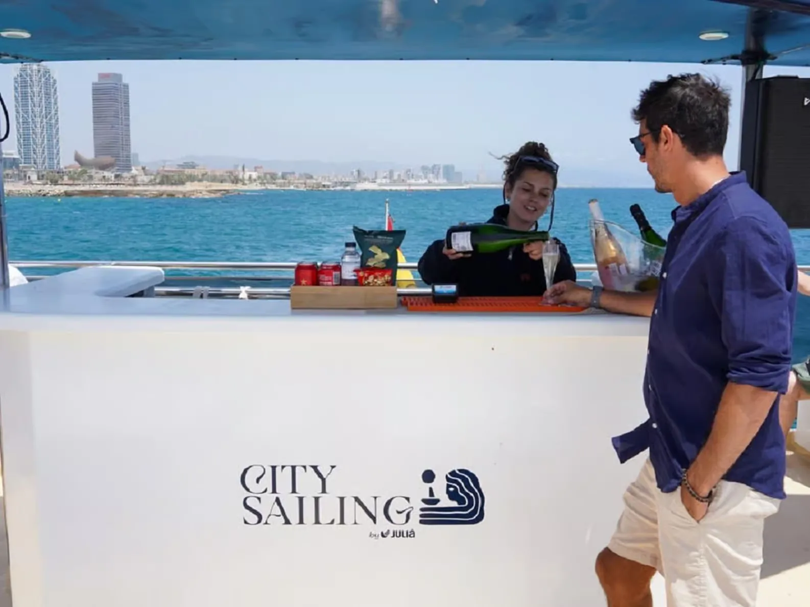 Croisière en catamaran à Barcelone avec musique et vues sur la mer