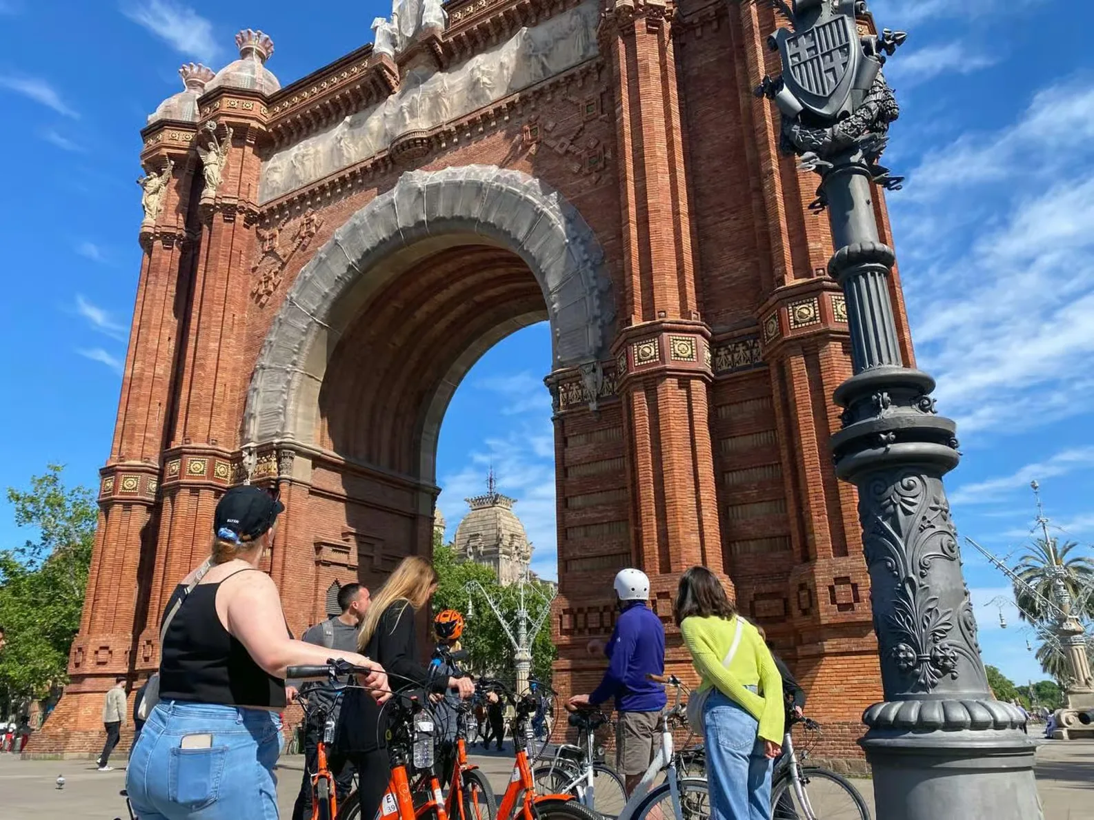 Découvrez Barcelone à vélo avec un guide local