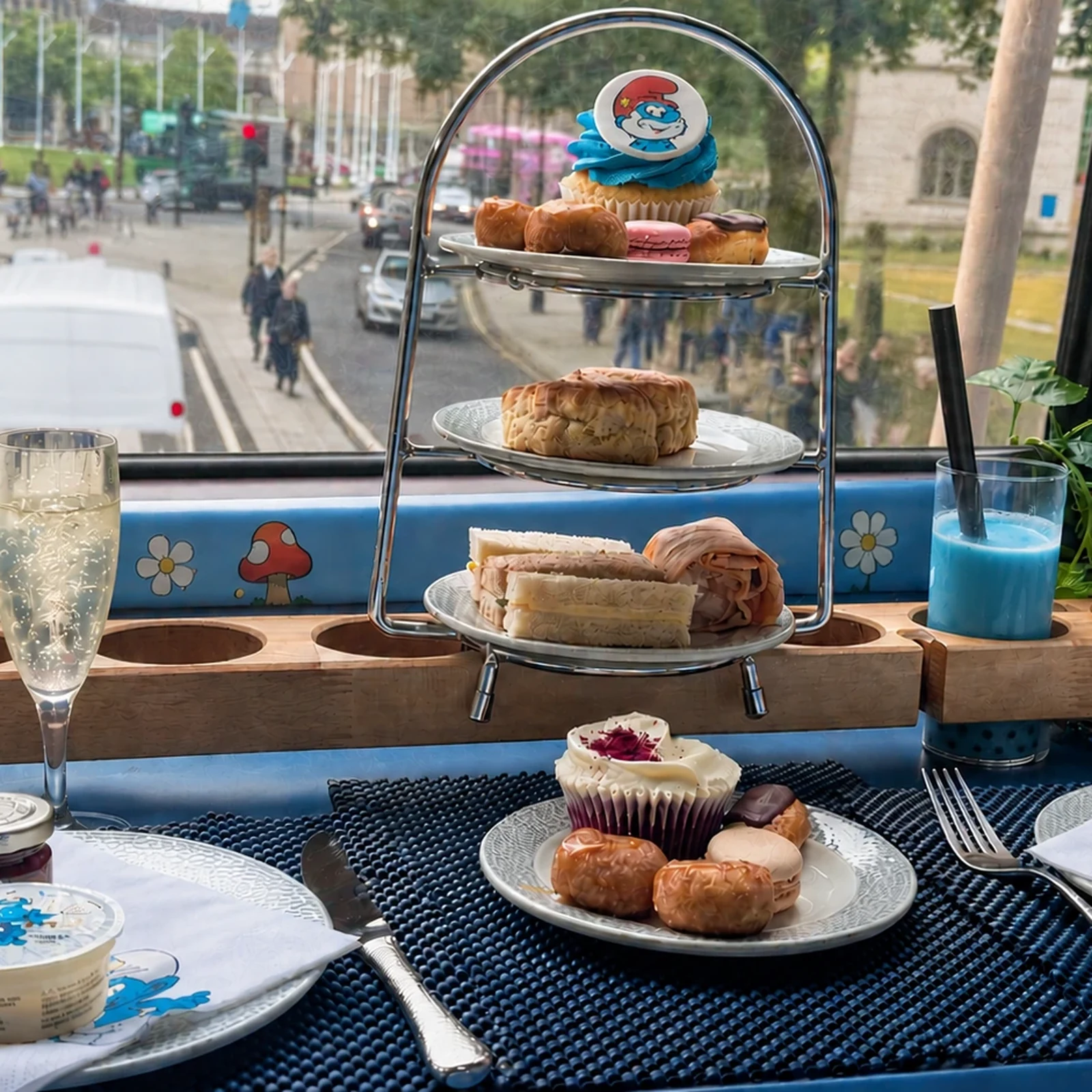 Merienda de Los Pitufos en autobús por Londres con vistas panorámicas