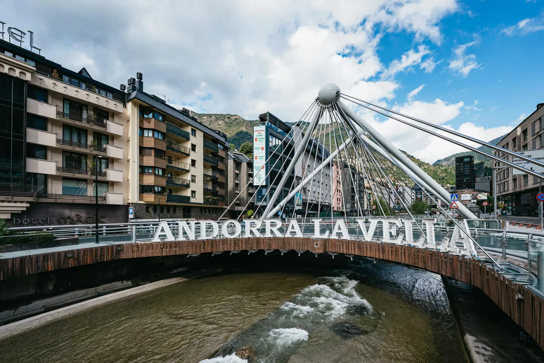 Visita Andorra, Francia y España en una excursión desde Barcelona
