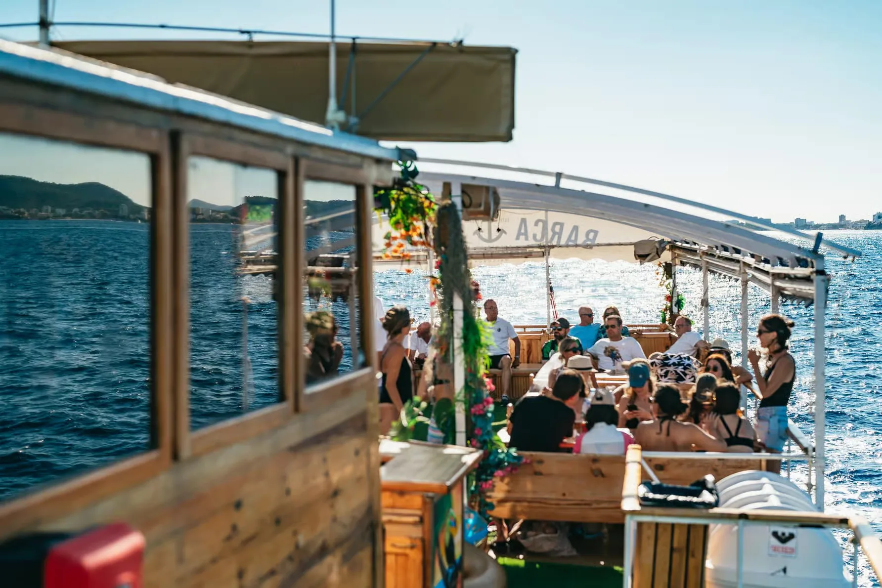 Crucero por la bahía de Palma con música, baño y almuerzo