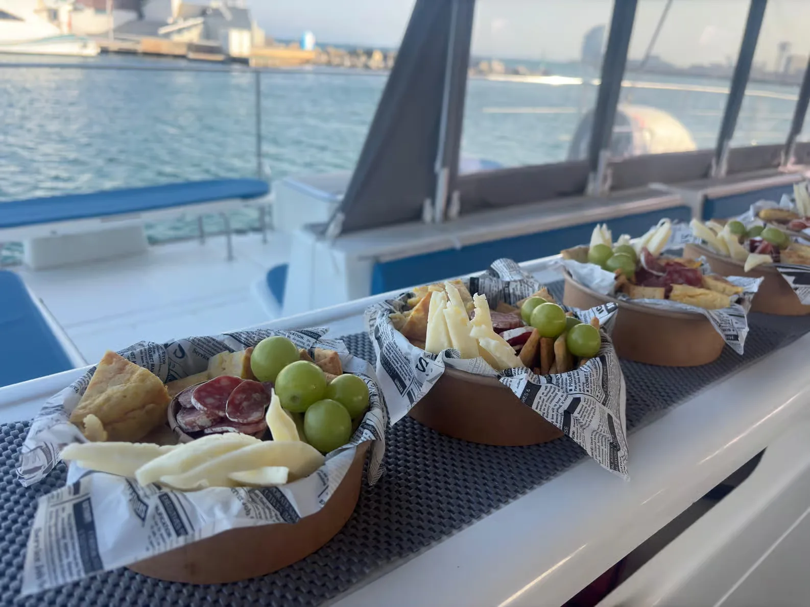 Crucero por Barcelona con bebida de bienvenida y vistas al skyline