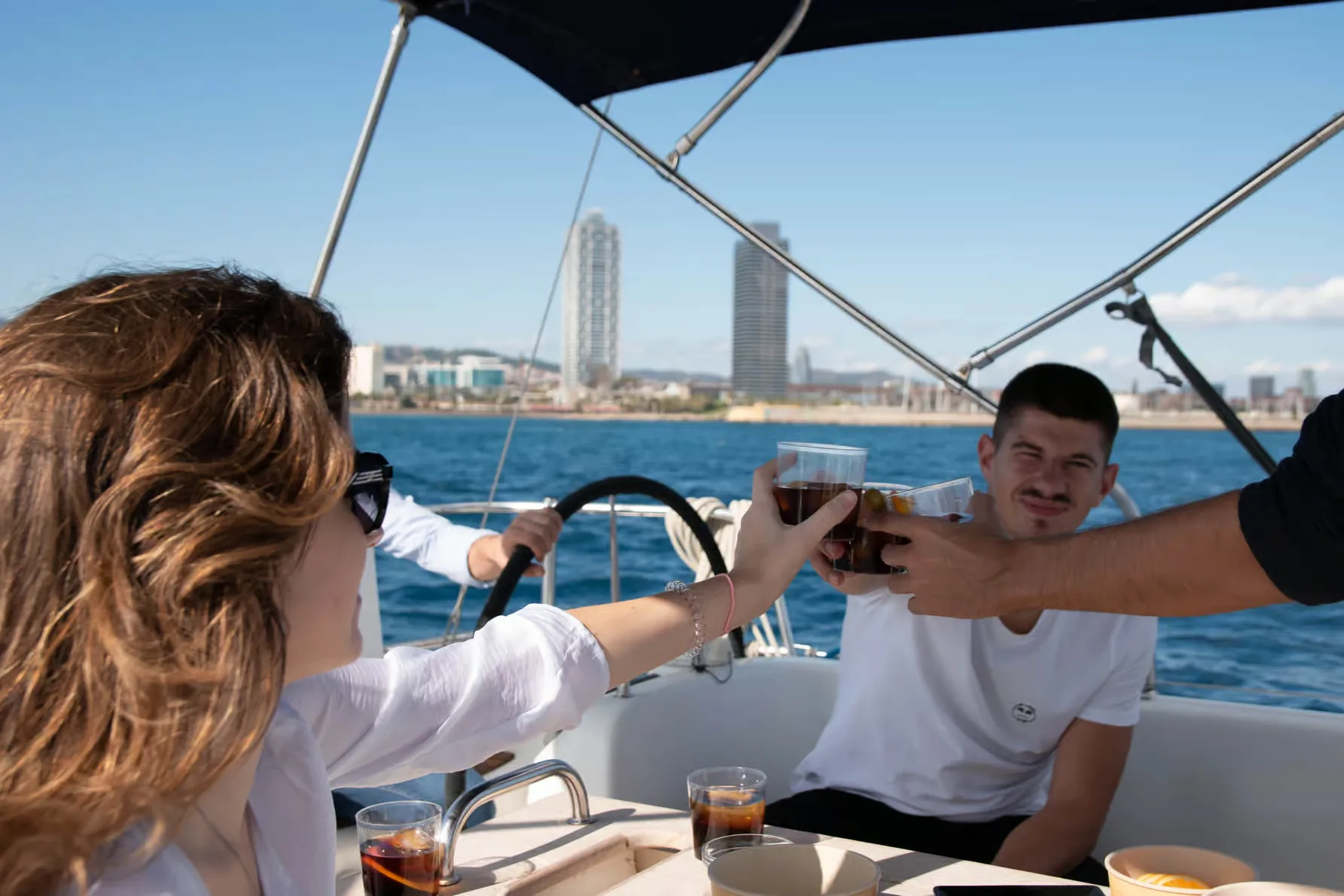 Crucero por Barcelona con bebida de bienvenida y vistas al skyline