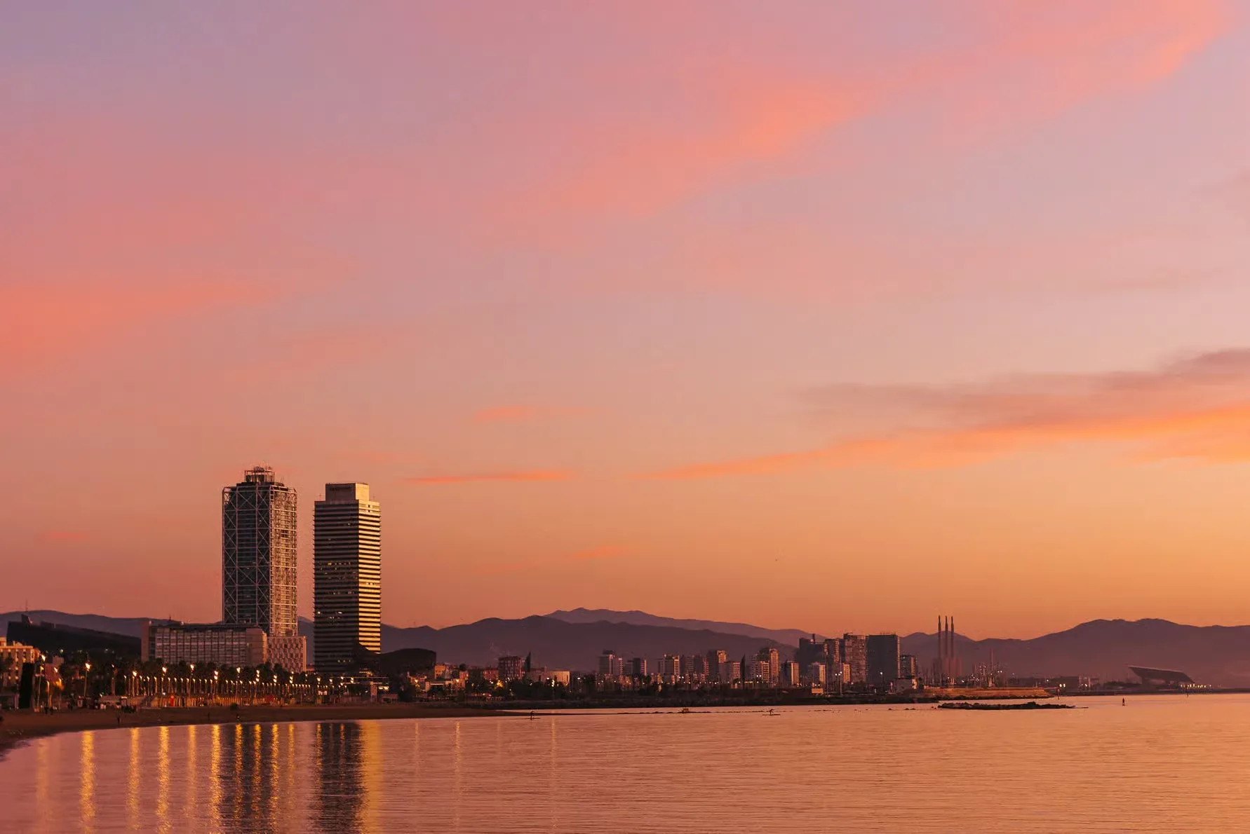 Crucero por Barcelona con bebida de bienvenida y vistas al skyline