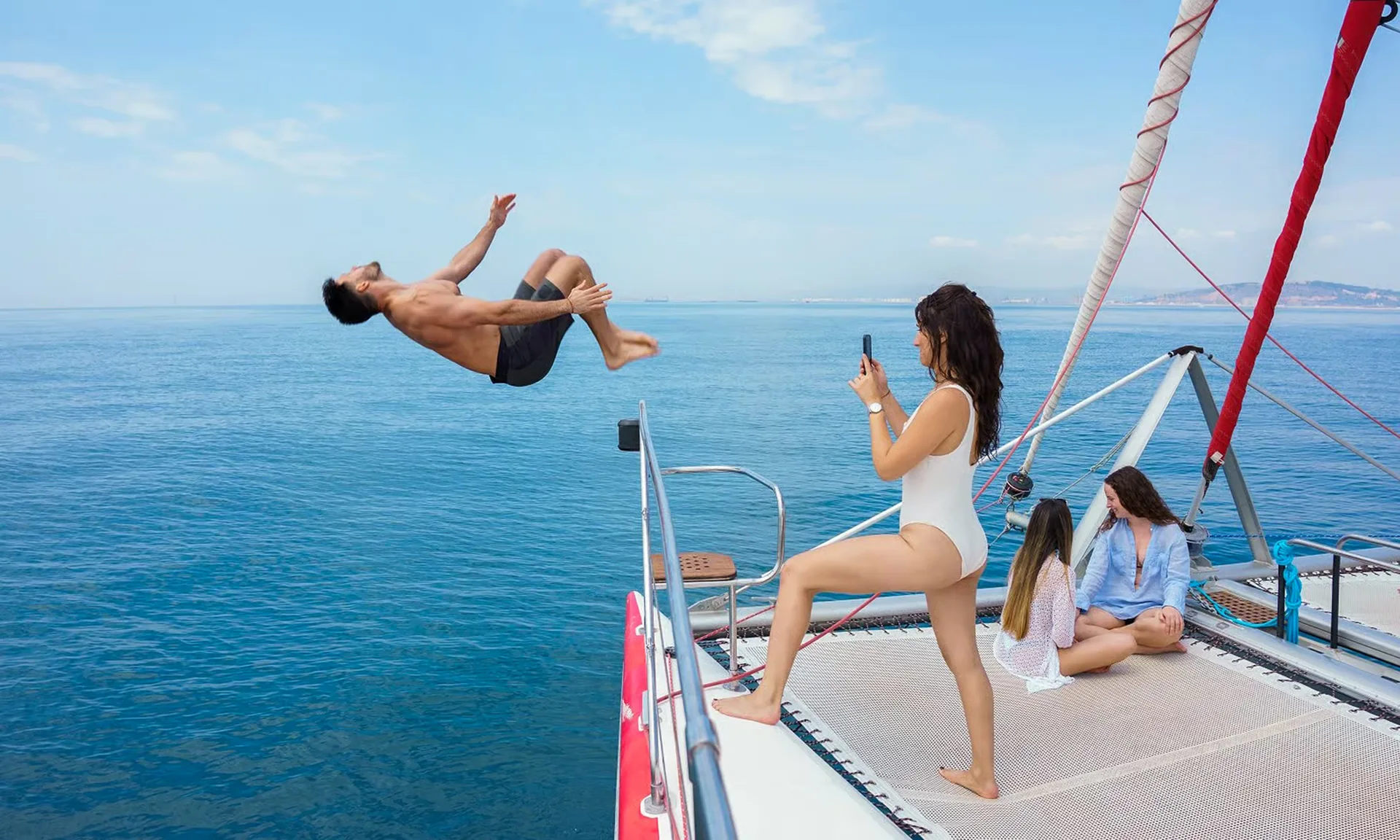 Naviguez sur la cote de Barcelone en catamaran avec tapas et boisson