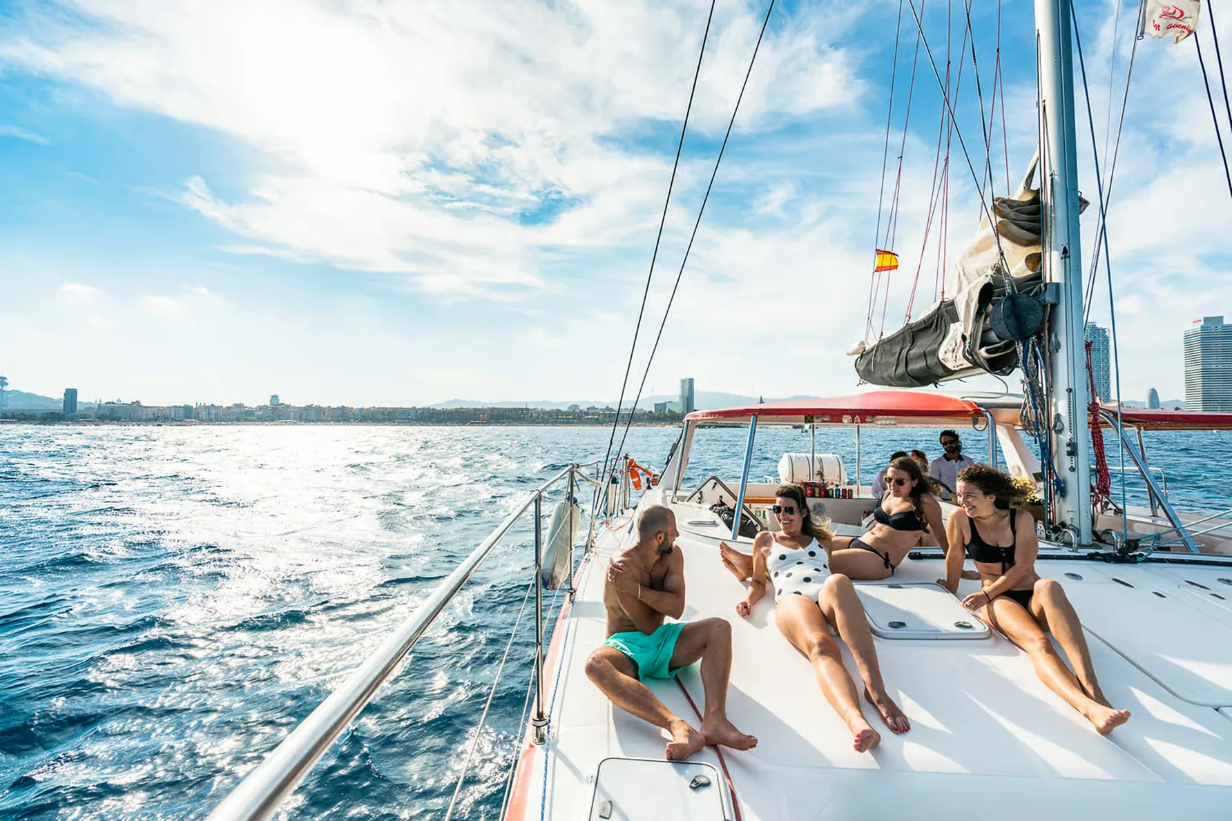 Naviguez sur la cote de Barcelone en catamaran avec tapas et boisson